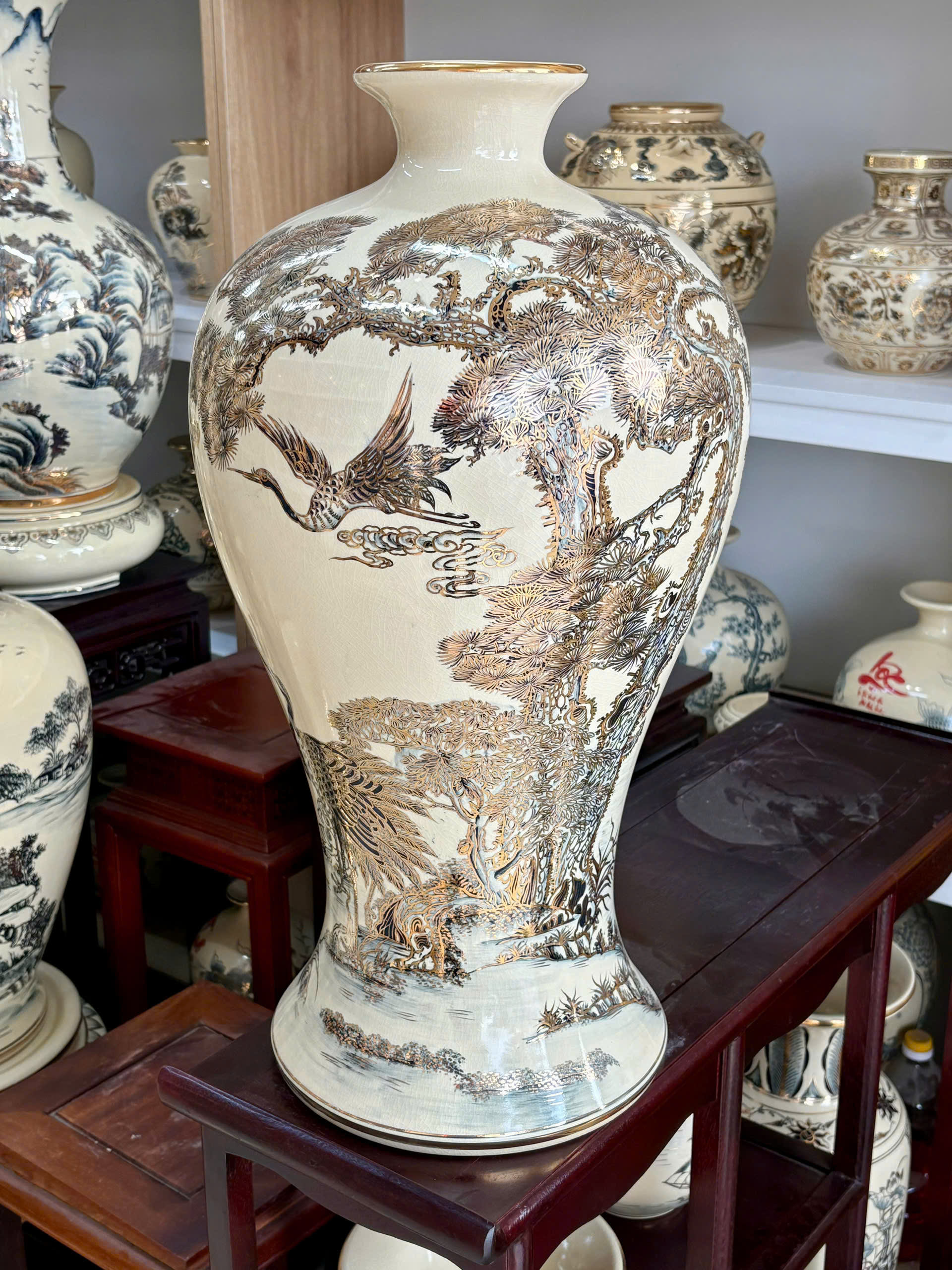Mai bình tùng hạc H60 vẽ vàng 24k gốm Chu Đậu