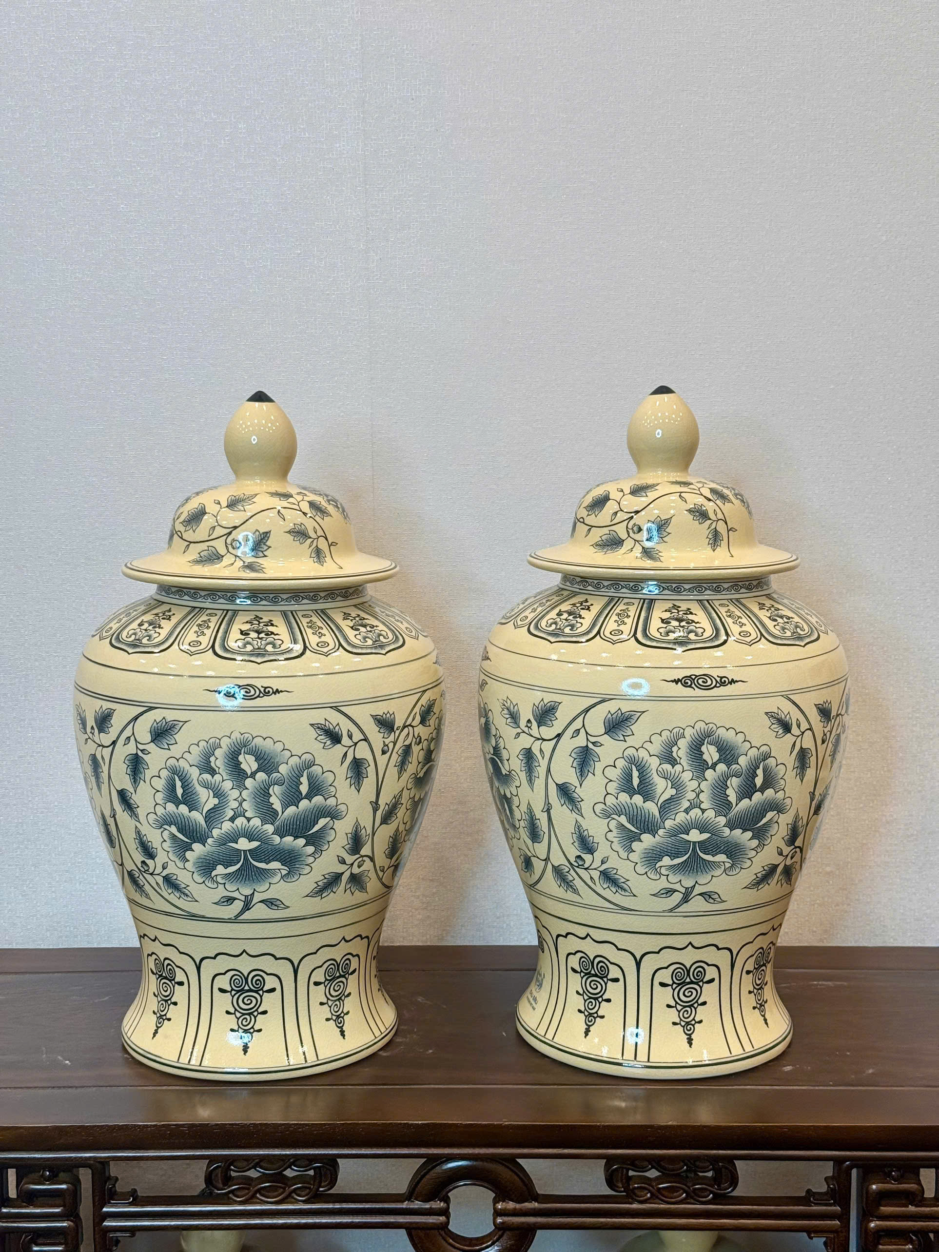 Chóe hoa dây truyền thống gốm Chu Đậu