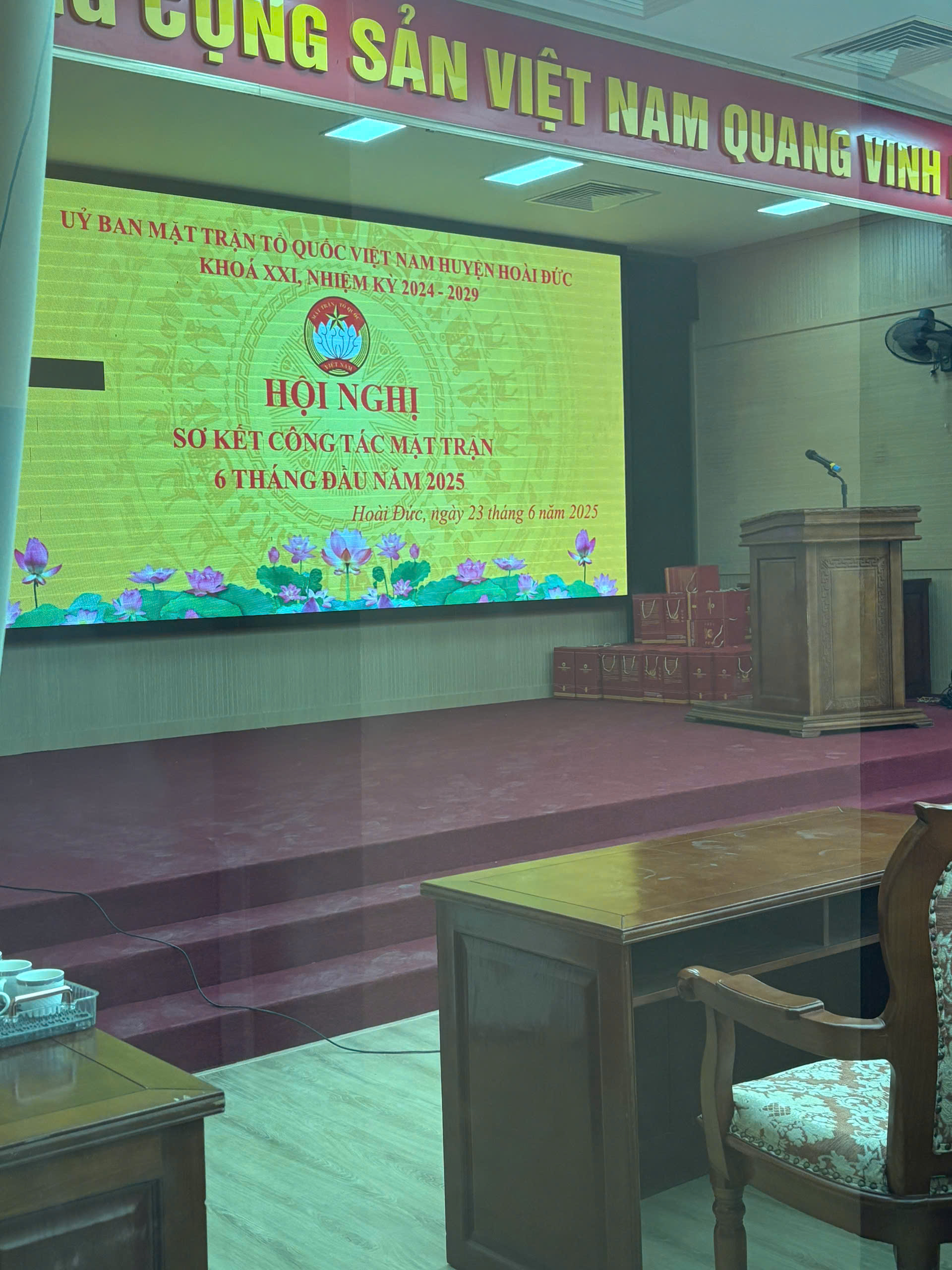 Bình như ý truyền thống gốm Chu Đậu quà tặng sơ kết mặt trận tổ quốc Huyện Hoài Đức 2025
