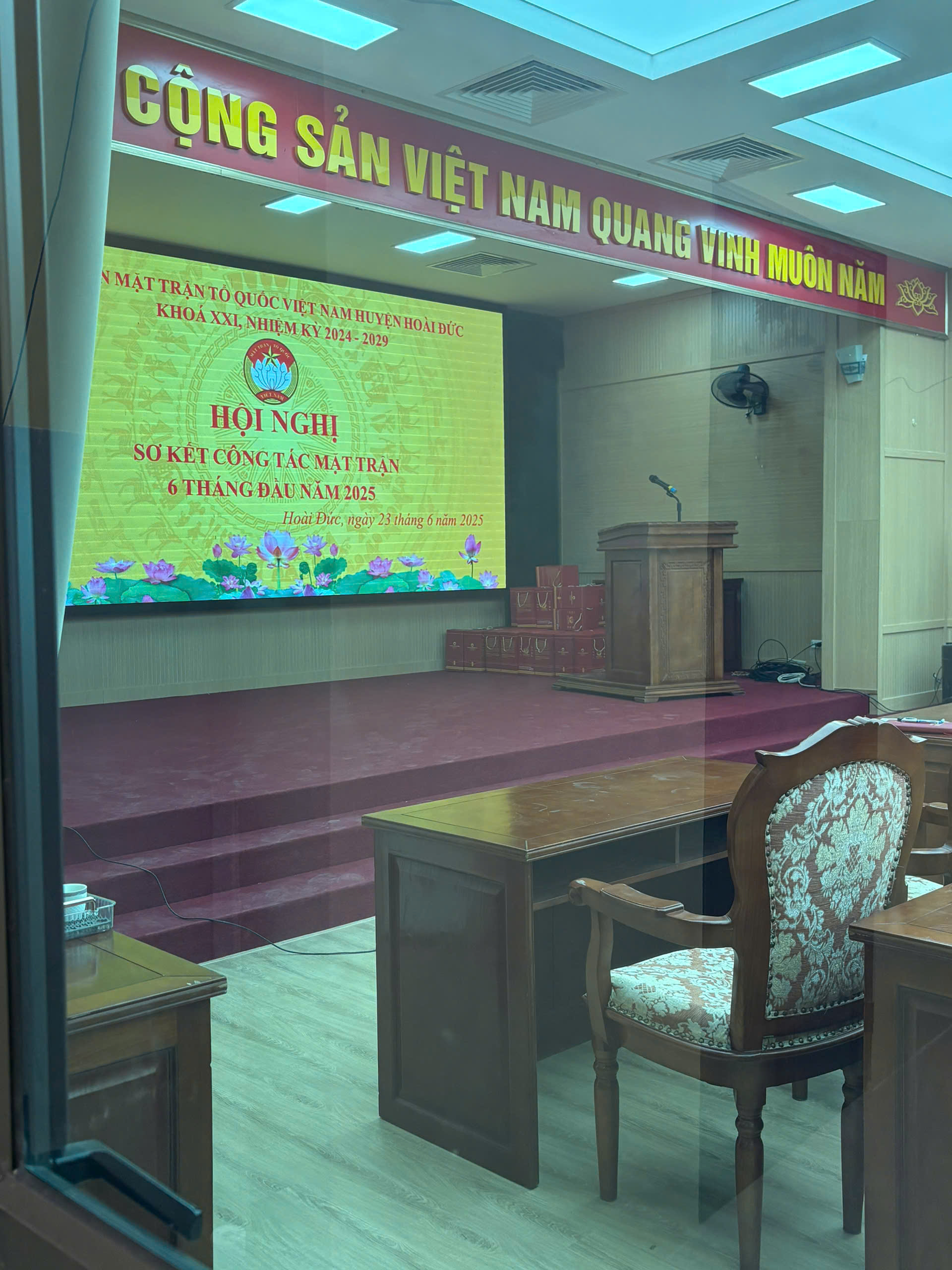 Bình như ý truyền thống gốm Chu Đậu quà tặng sơ kết mặt trận tổ quốc Huyện Hoài Đức 2025