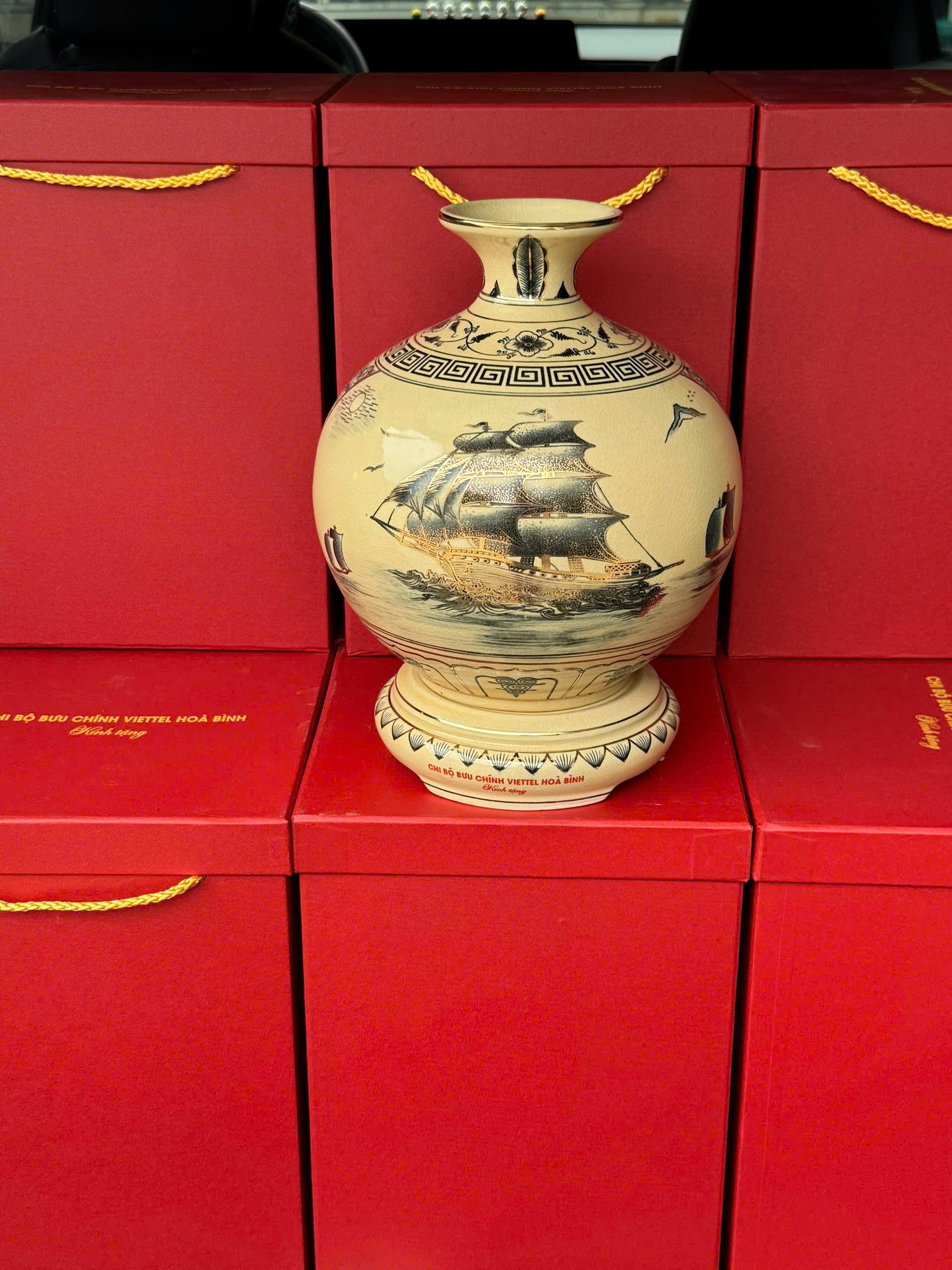 Quà tặng chi bộ bưu chính Viettel Hòa Bình