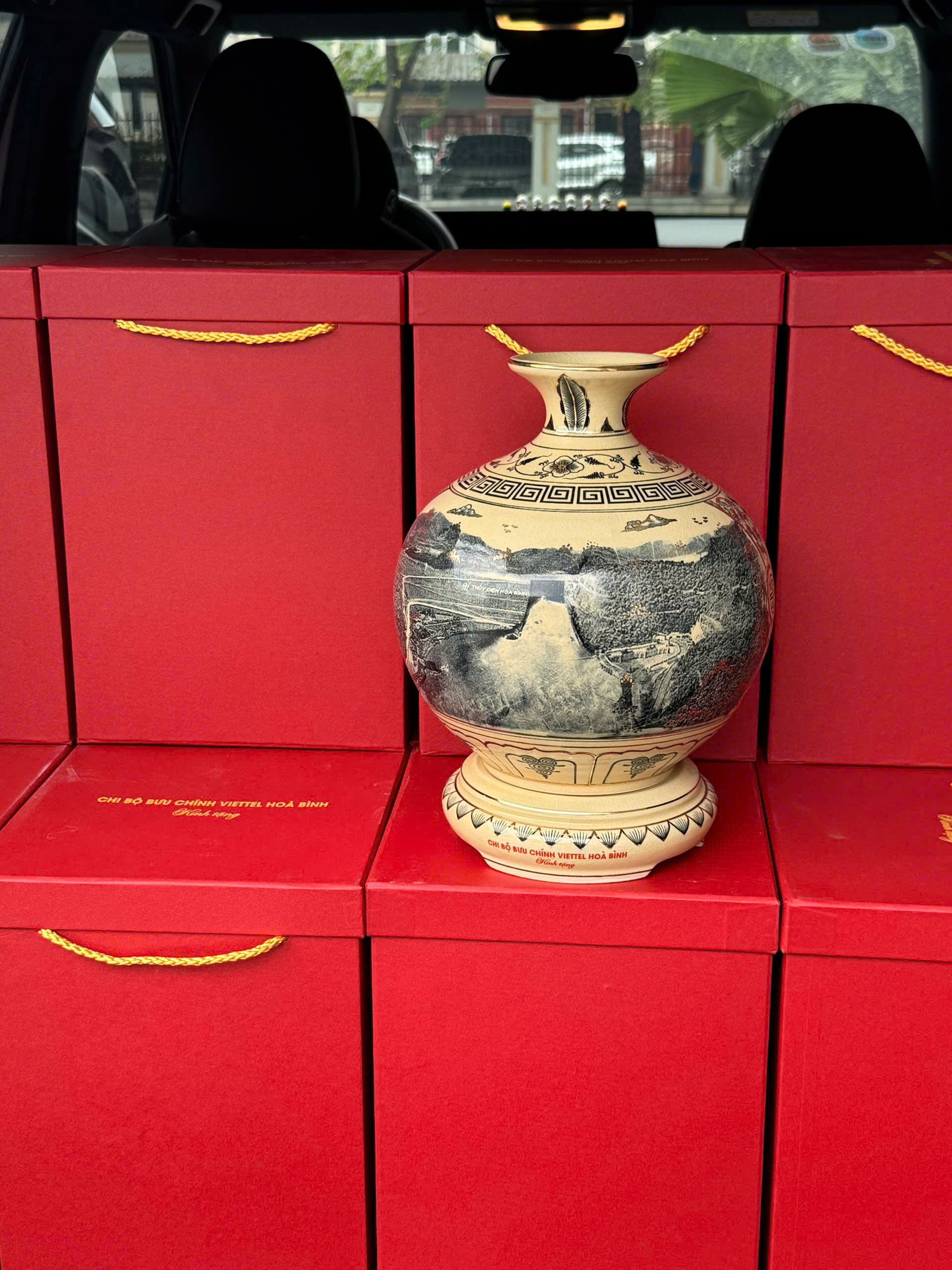 Quà tặng chi bộ bưu chính Viettel Hòa Bình