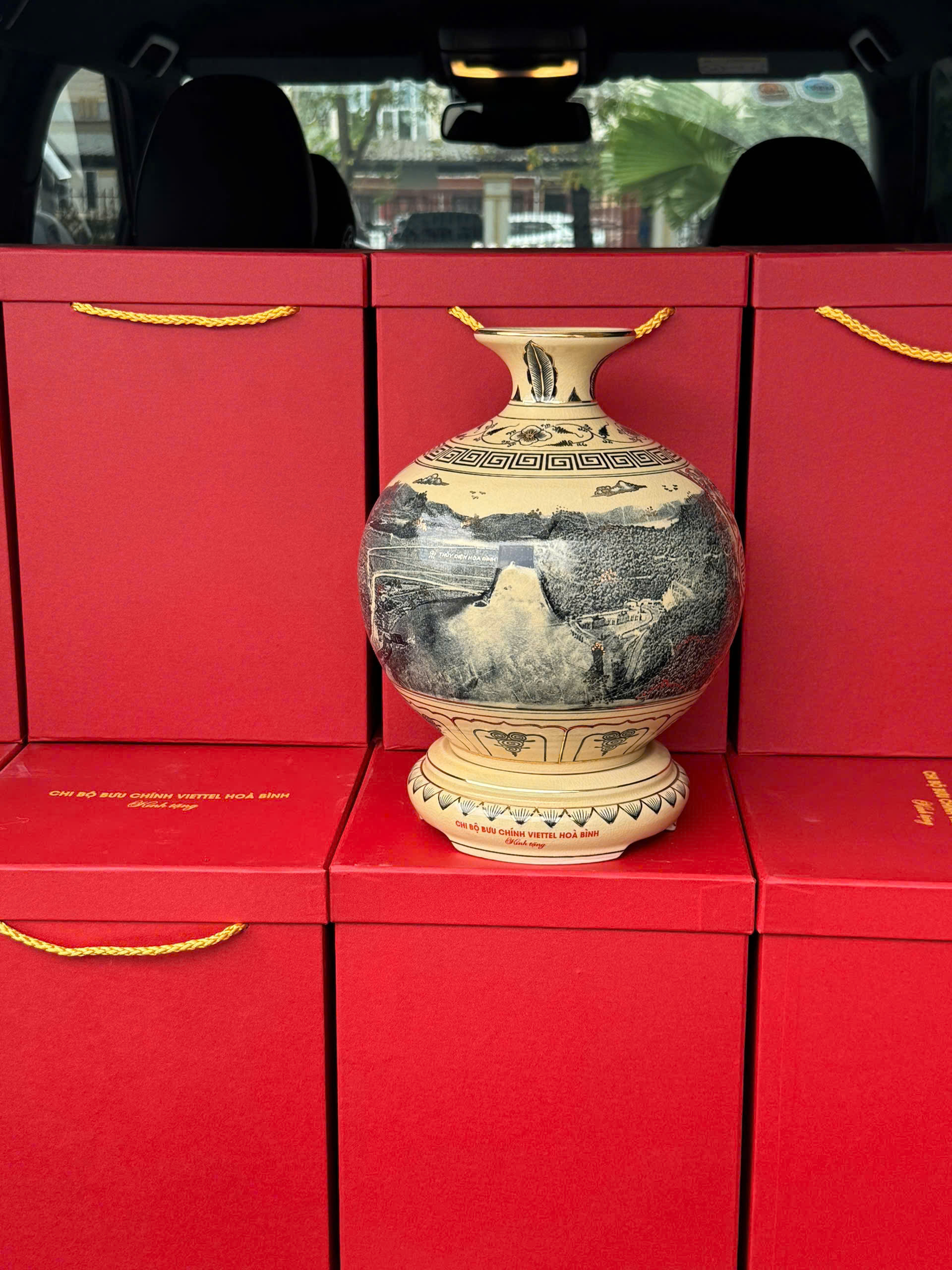 Quà tặng chi bộ bưu chính Viettel Hòa Bình