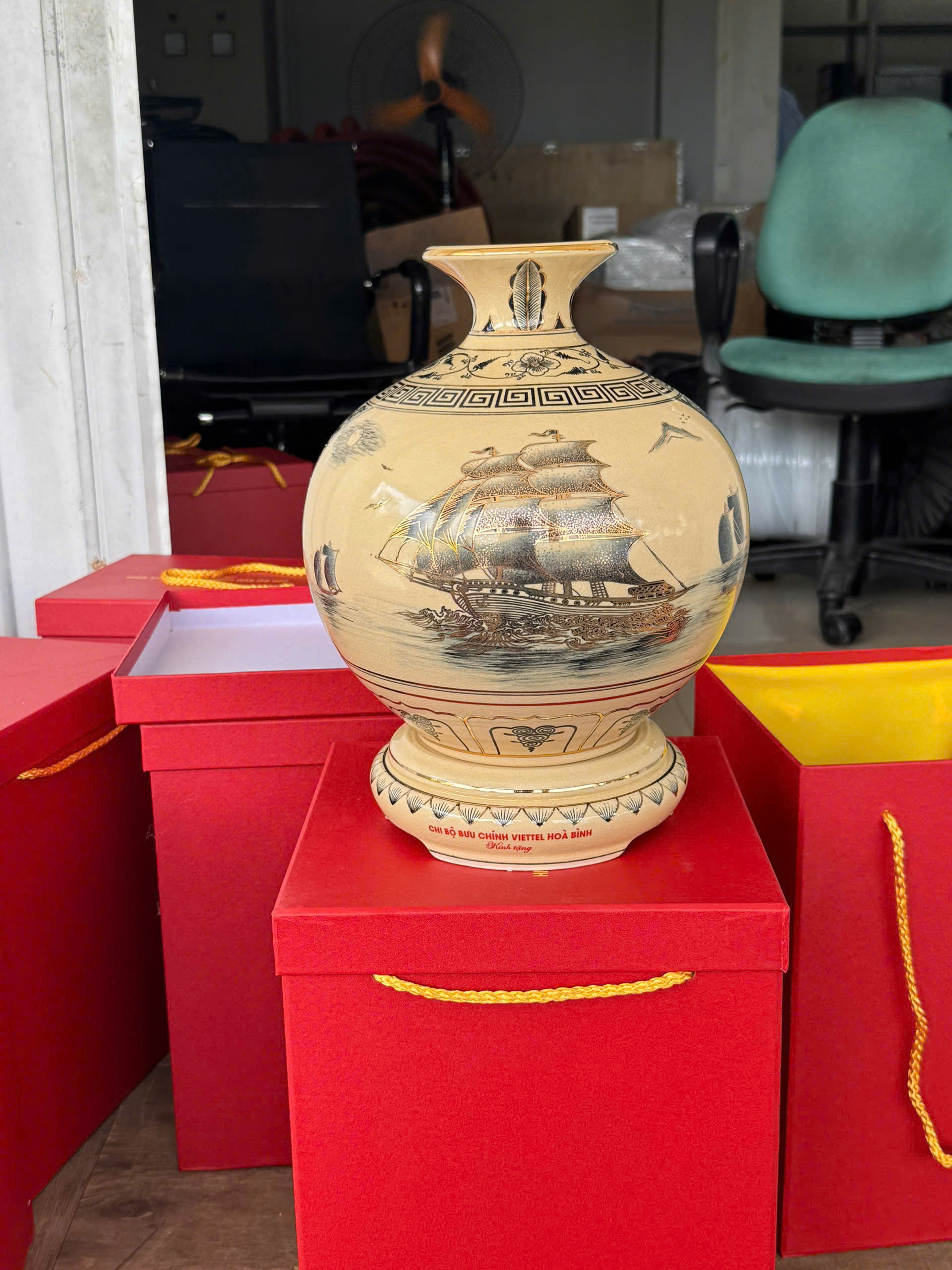 Quà tặng chi bộ bưu chính Viettel Hòa Bình