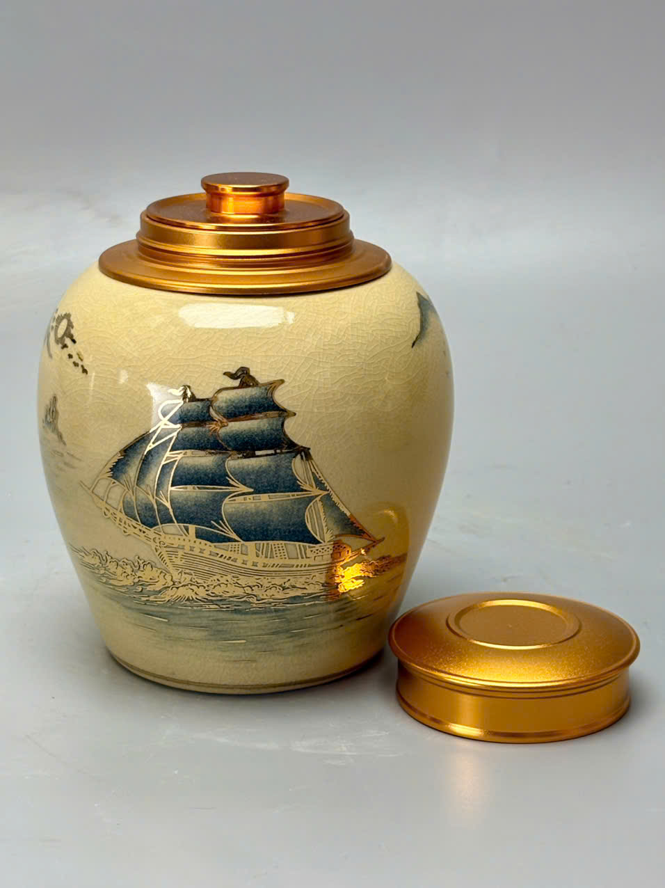 Hộp Đựng Trà thuận buồm xuôi gió Cao 13cm Gốm Chu Đậu Vẽ Vàng