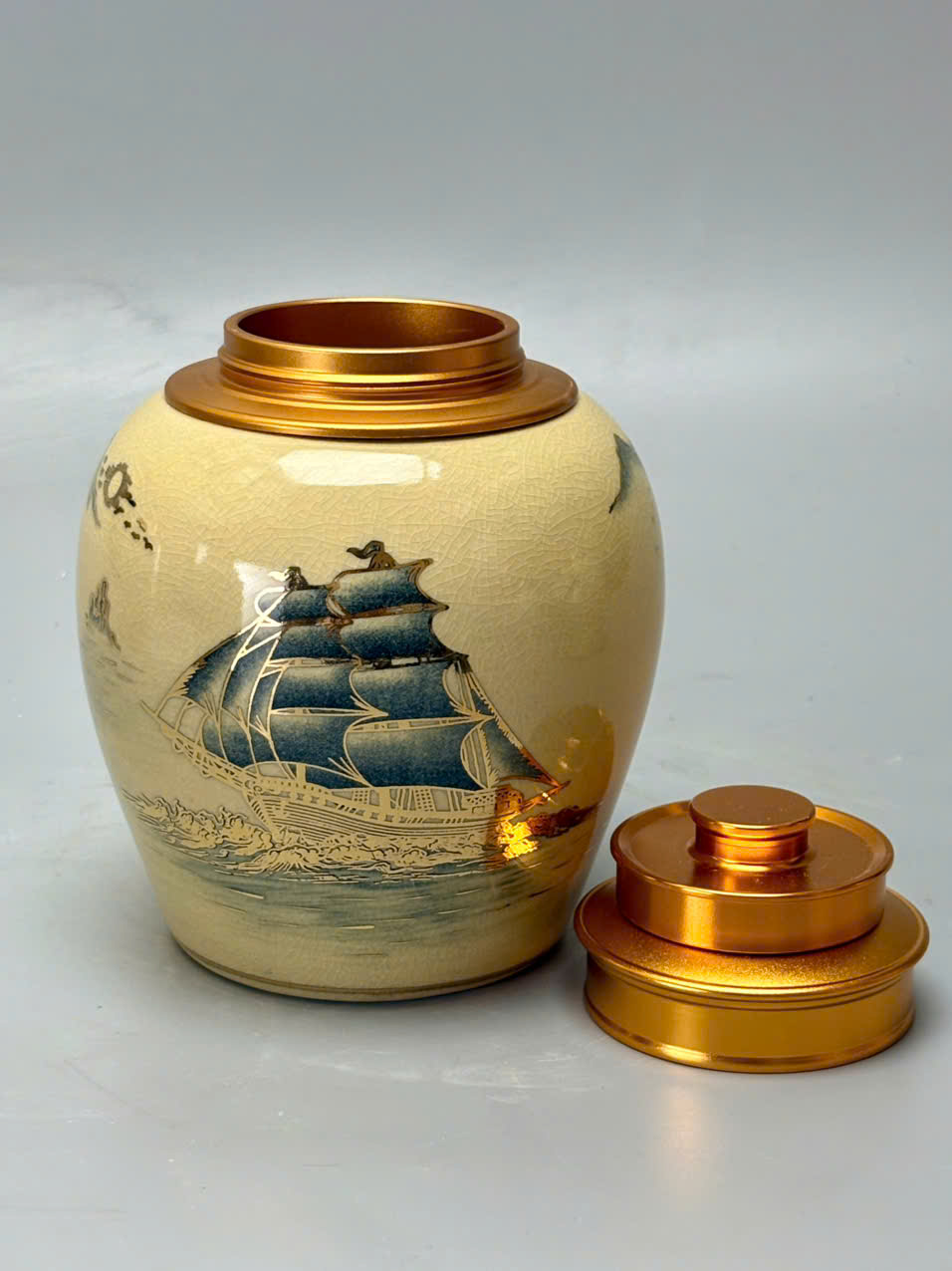 Hộp Đựng Trà thuận buồm xuôi gió Cao 13cm Gốm Chu Đậu Vẽ Vàng