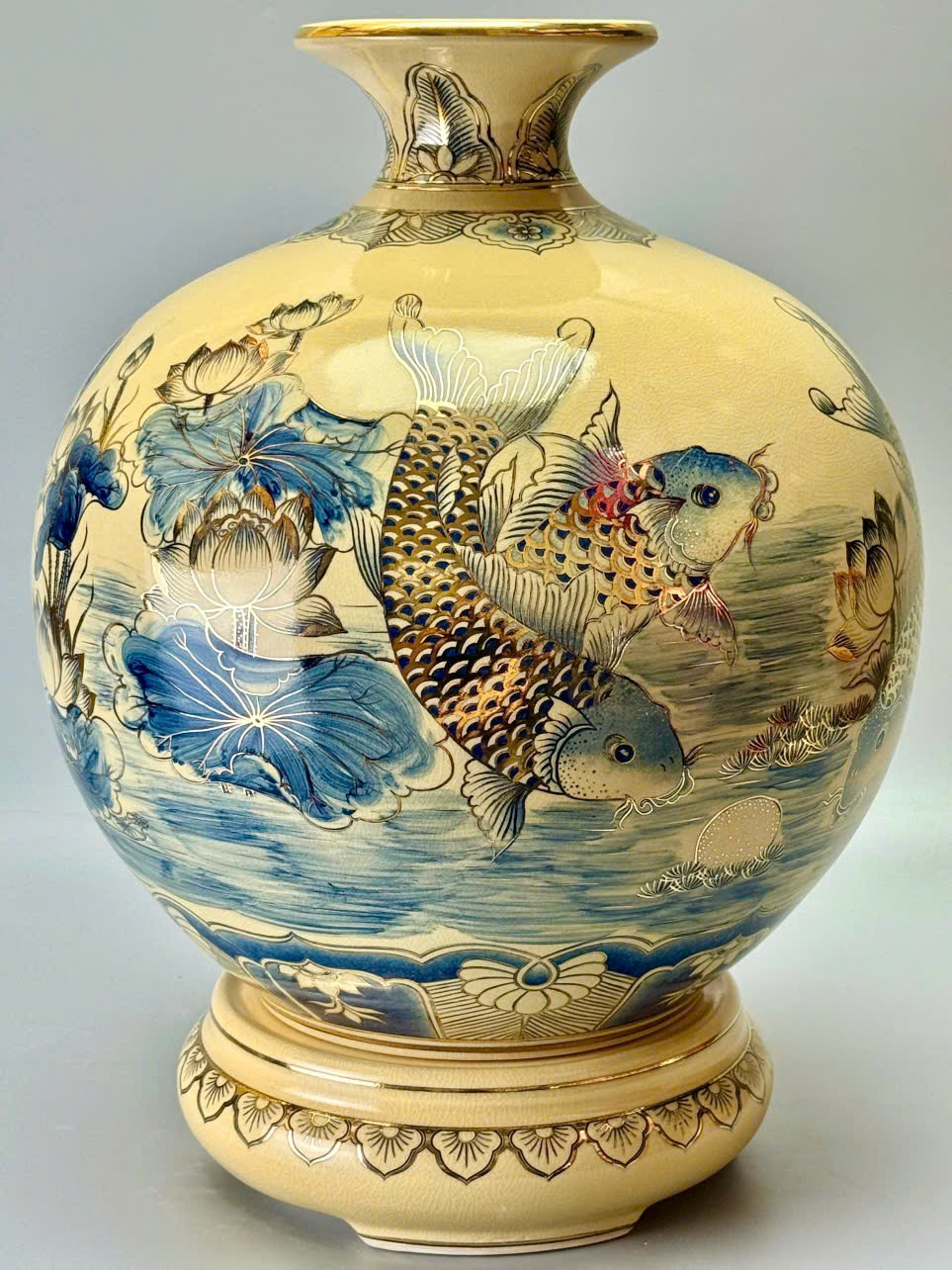 Bình hút tài lộc H35 vs H40 cá chép hoa sen xanh coban gốm Chu Đậu vẽ vàng 24k