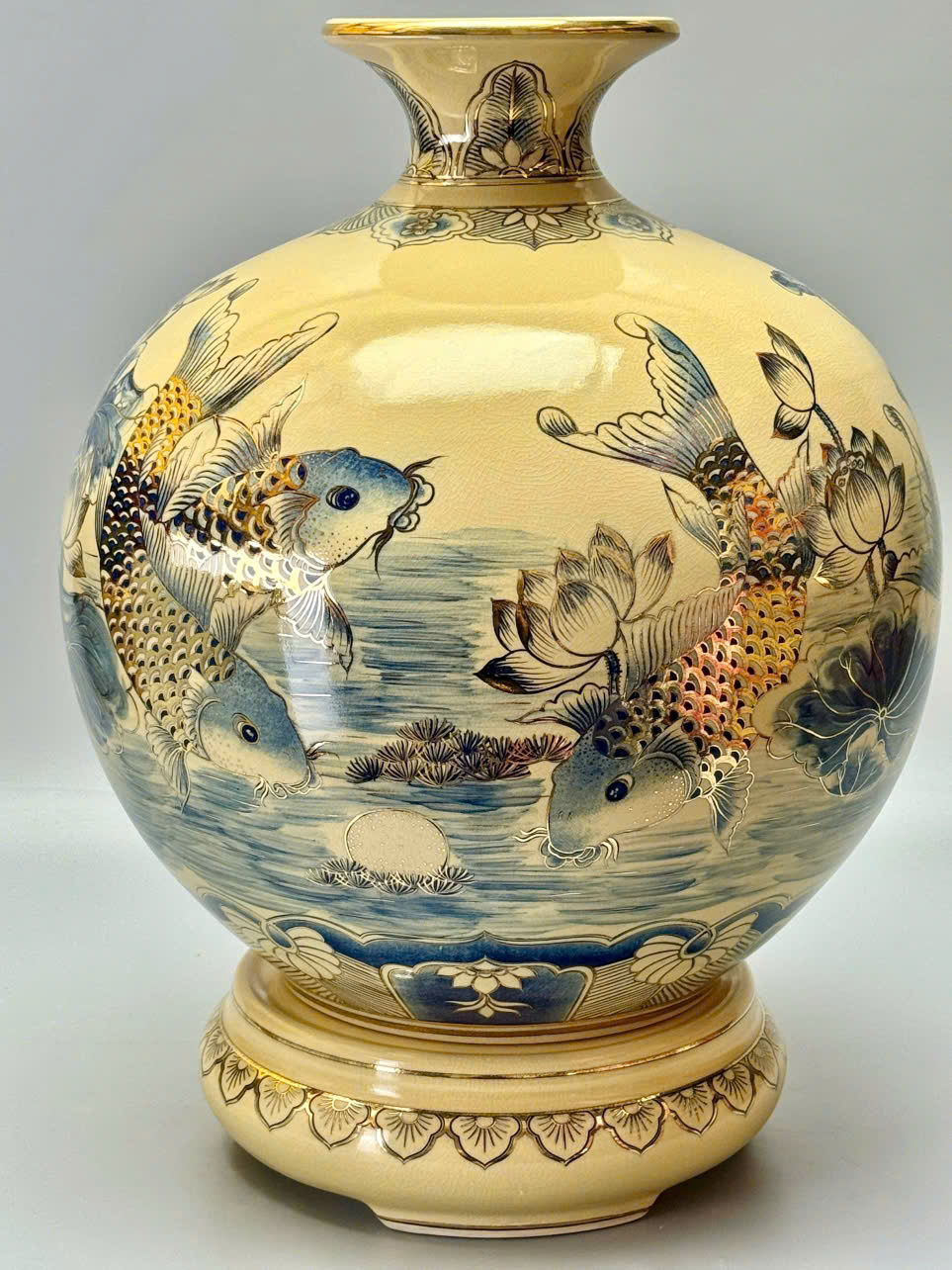 Bình hút tài lộc H35 vs H40 cá chép hoa sen xanh coban gốm Chu Đậu vẽ vàng 24k