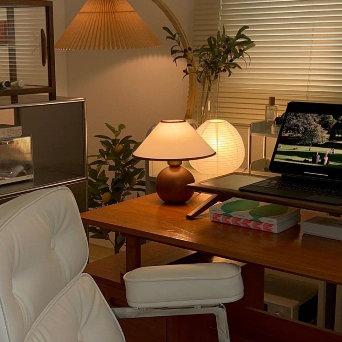 Nâng Tầm Không Gian Sống: Sức Mạnh Của Sự Đơn Giản Trong Thiết Kế Đèn Bàn Hiện Đại