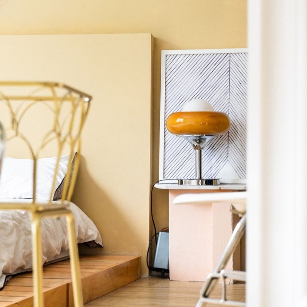 Ánh Sáng Màu Cam Giữa Thế Kỷ: Món Trang Sức Vintage Cho Mọi Không Gian