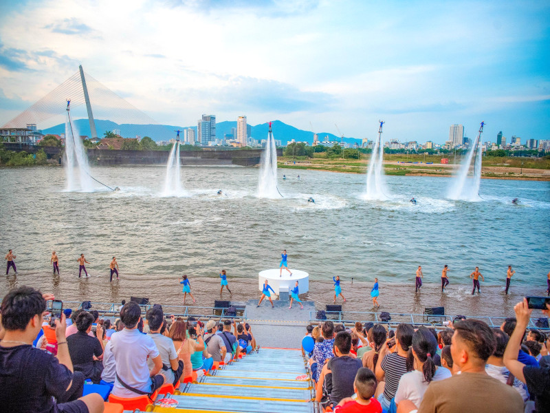 Mãn Nhãn Với Màn Trình Diễn Flyboard, Mô Tô Nước Và Thuyền Buồm Tại Đà Nẵng Ngày 29-3-2025