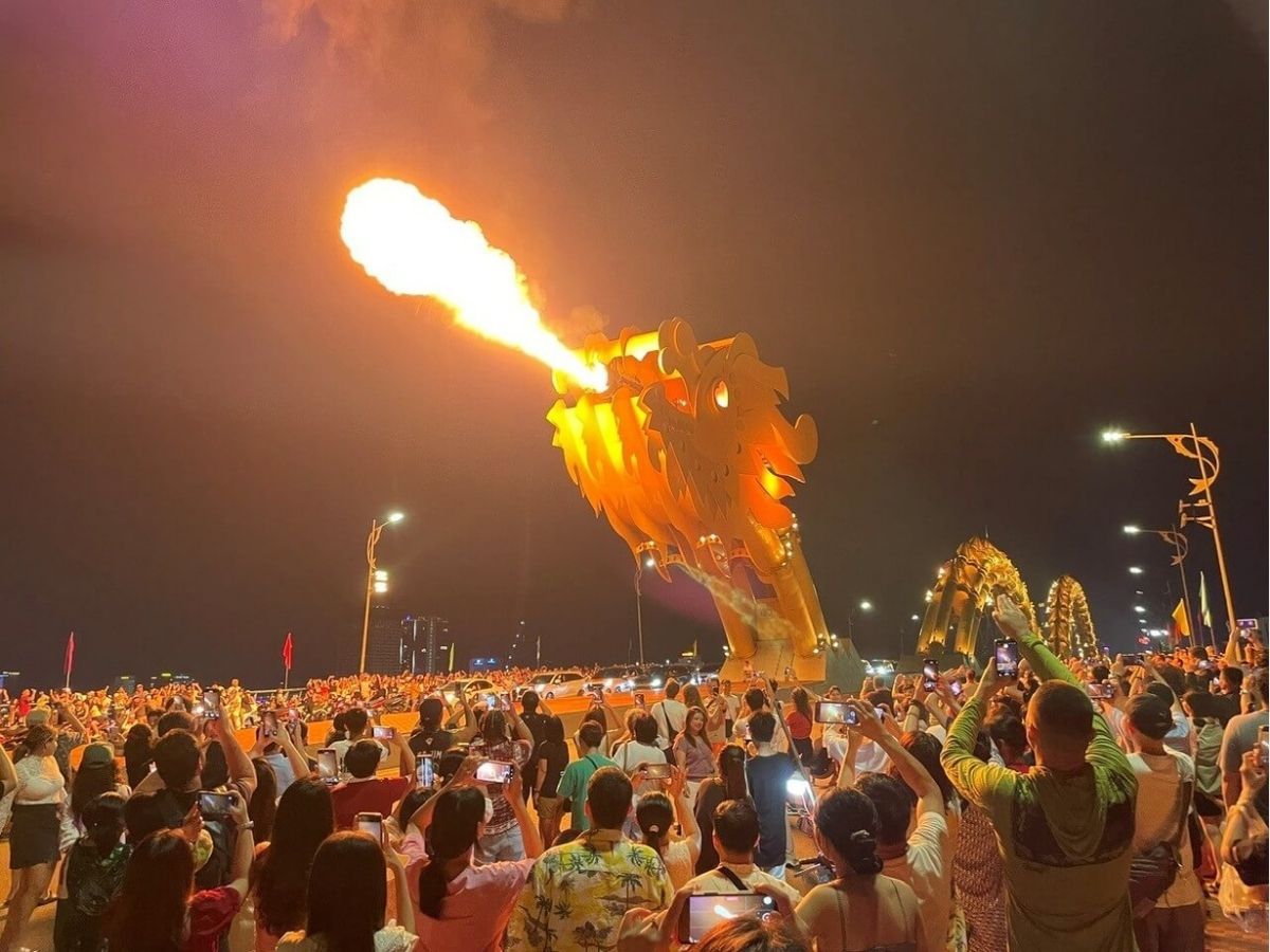 Thưởng thức Cầu Rồng phun lửa
