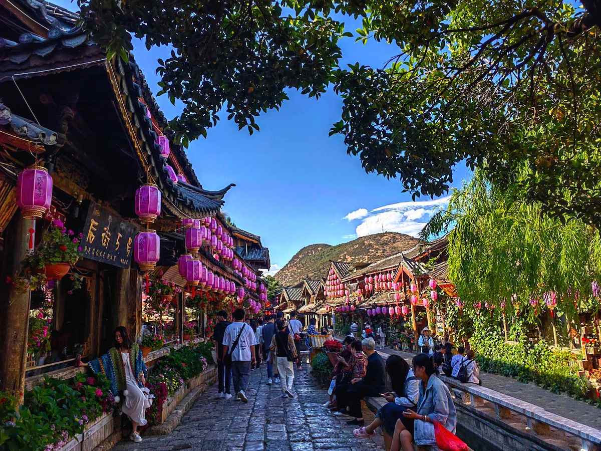 nhà gỗ cổ kính phố cổ Lệ Gianng