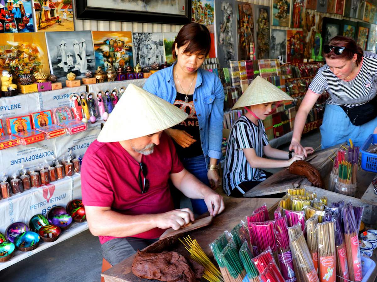 Trải nghiệm làm hương tại làng hương Huế