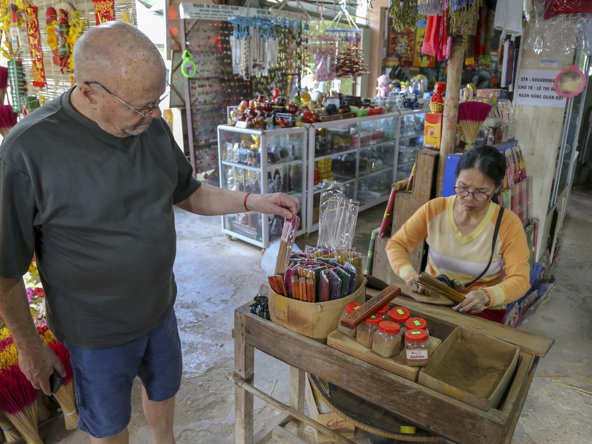 Mua sắm quà lưu niệm ở làng Hương