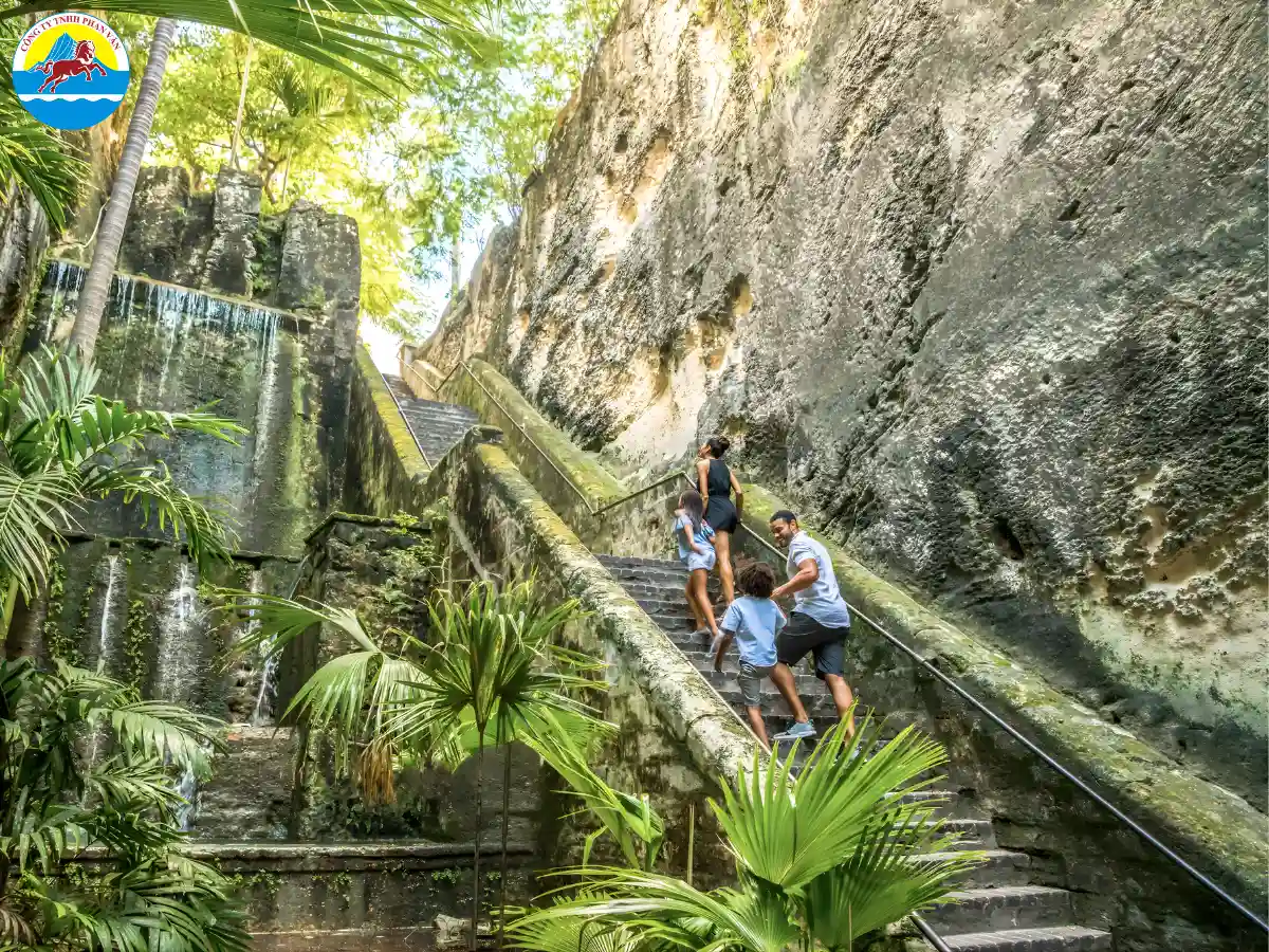 Tham quan Queen's Staircase với 66 bậc thang đá vôi