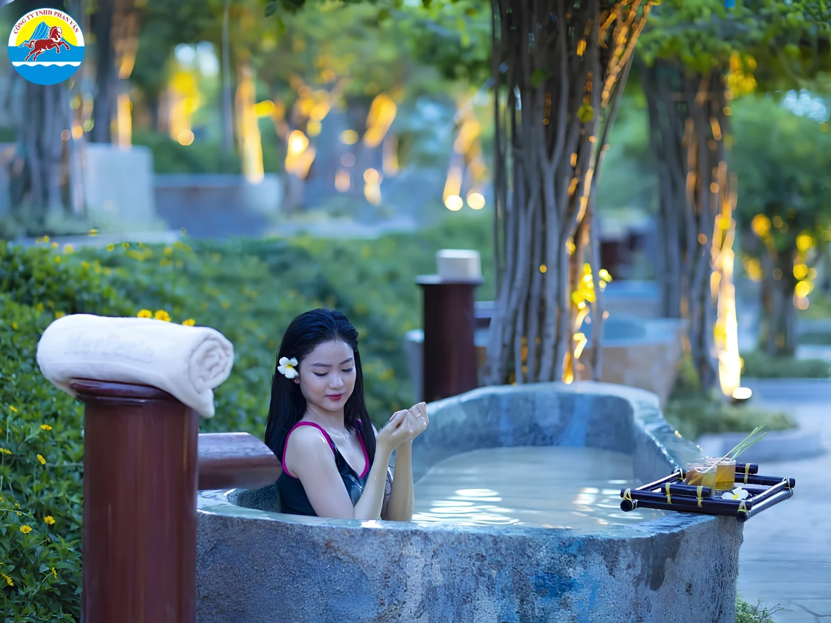 Tắm bùn khoáng Hòn Tằm Nha Trang