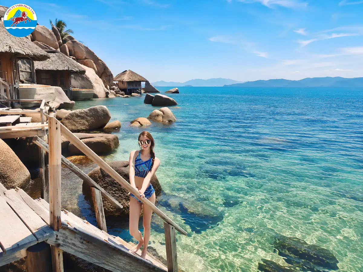 Du khách check in tại Vịnh Ninh Vân (Nha Trang)