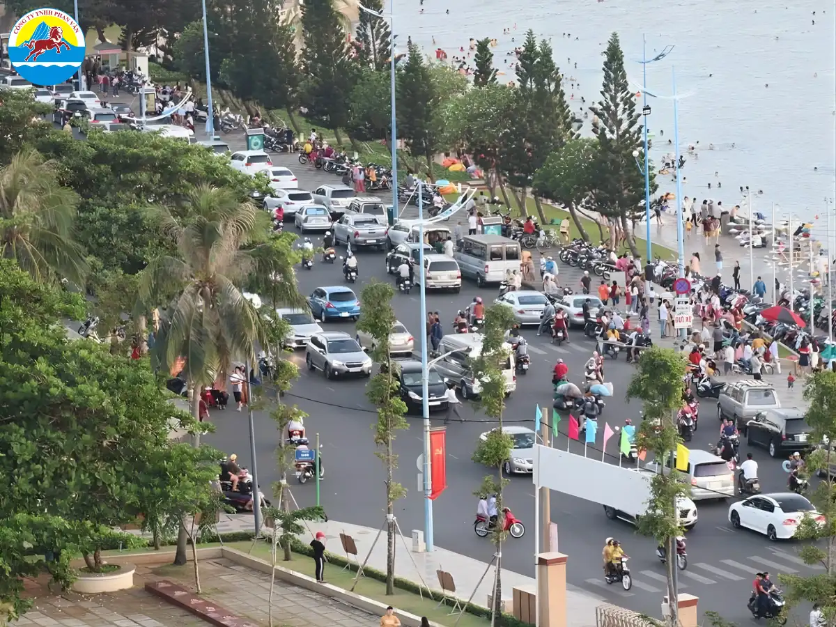 Bãi giữ xe tập trung tại Khu du lịch Biển Đông