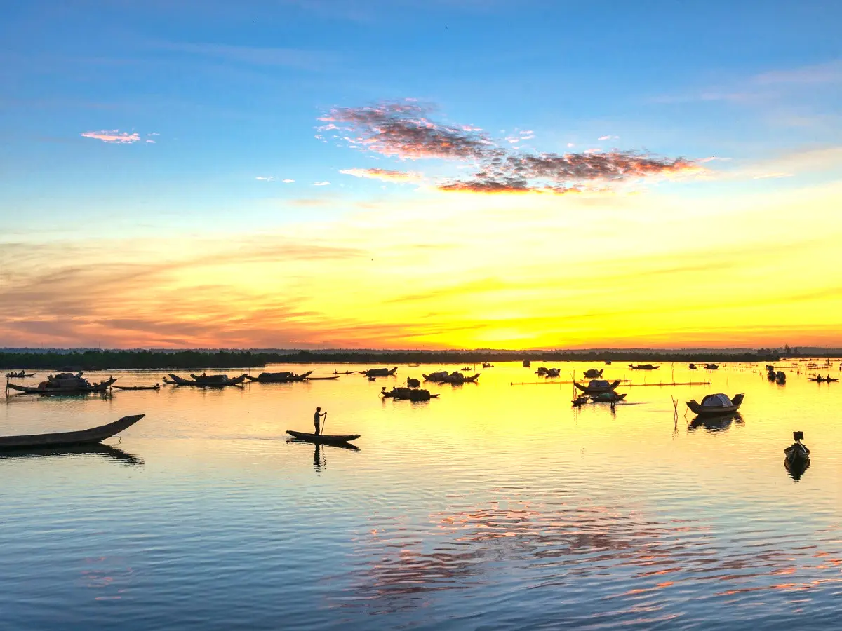 Phá Tam Giang vào một buổi chiều hoang hôn đầy lãng mạn