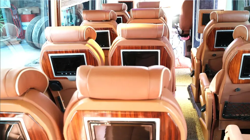Tiện ích giải trí bên trong xe limousine 16 chỗ