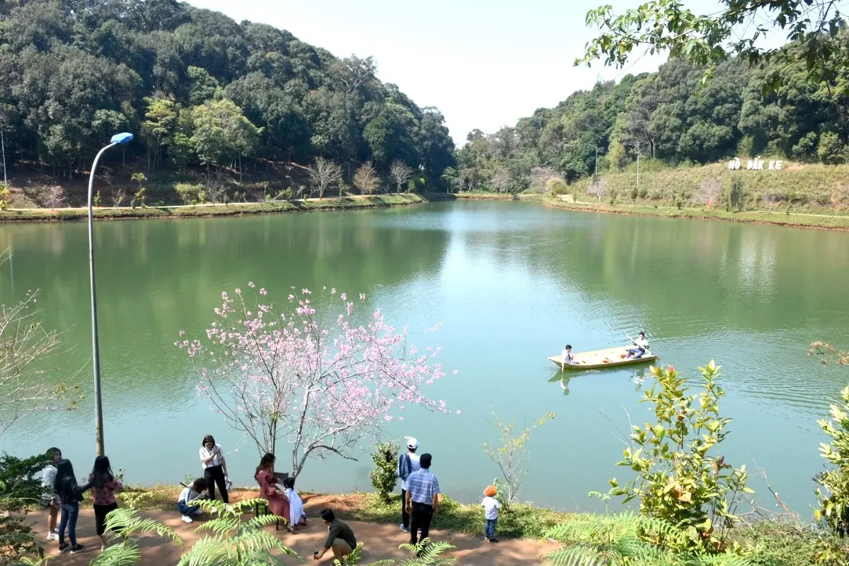Hồ Đắk Ke vào một ngày đẹp trời