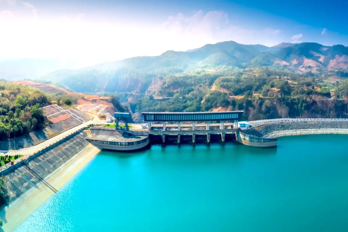 Nắng sớm trên đập thủy điện Yaly