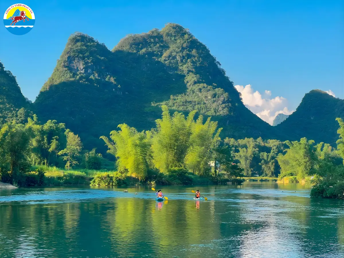 Chèo thuyền trên dòng sông Gâm