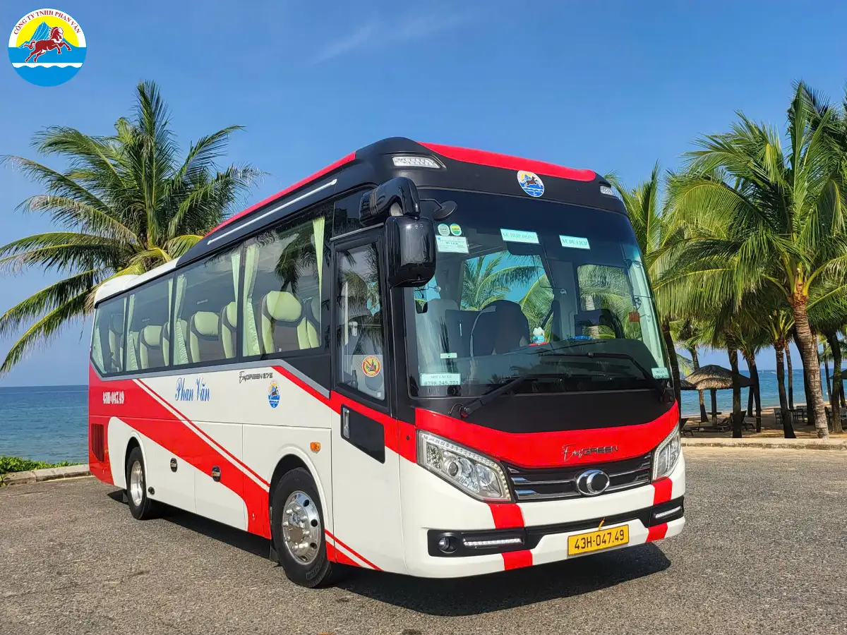 Xe du lịch Phan Văn Travel trên cung đường ven biển miền Trung
