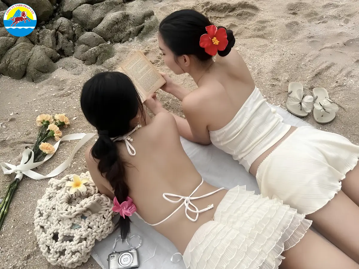 Du khách phơi nắng tại Cù Lao Xanh