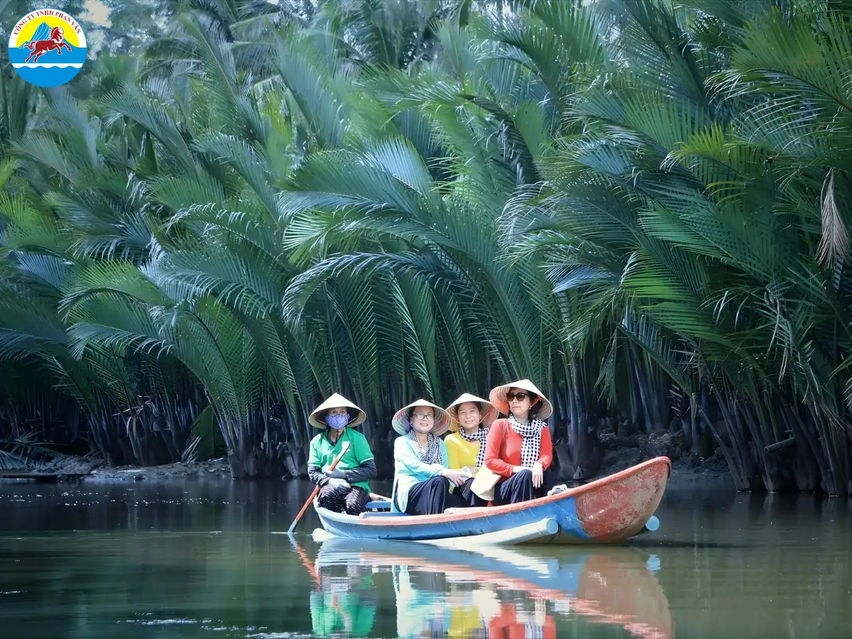 Chèo thuyền thúng xuyên rừng dừa