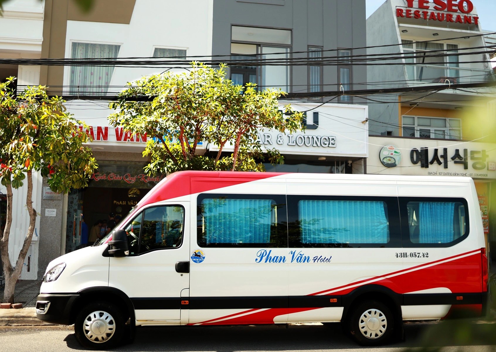 Xe 19 chỗ Iveco Phan Văn Travel