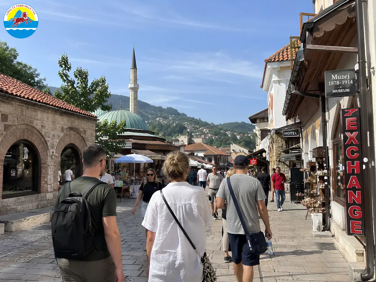 Du khách nước ngoài đi bộ tại phố cổ Sarajevo