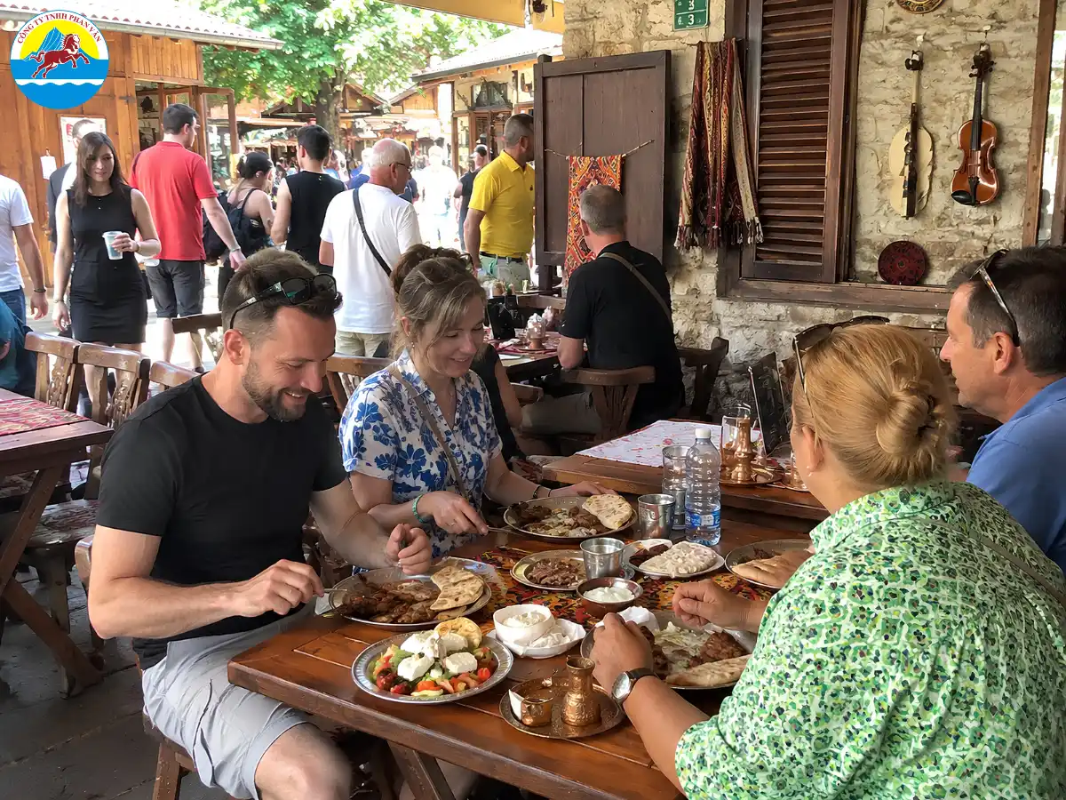 Du khách đang thưởng thức tại một quán ăn địa phương ở Mostar