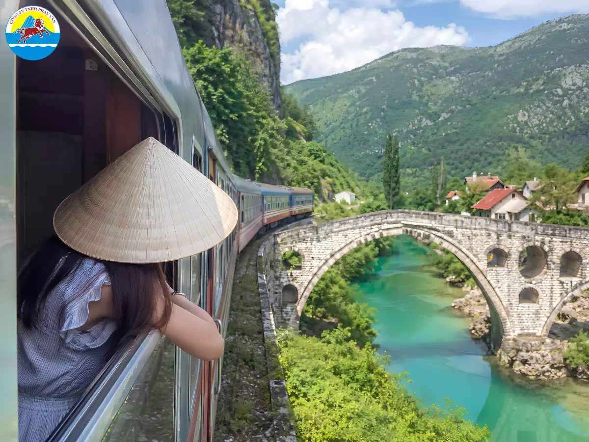 Du khách đang ngắm tàu hỏa đẹp nhất châu Âu