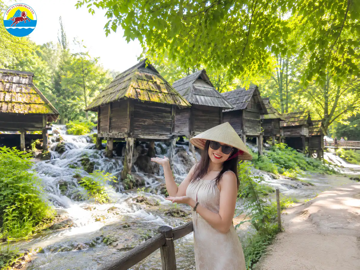 Du khách check in với cối xay nước Mlinčići