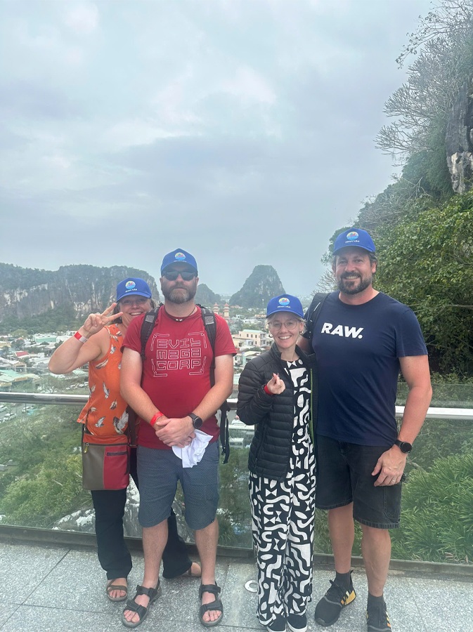 Đoàn khách nước Úc đang check in tại Ngũ Hành Sơn