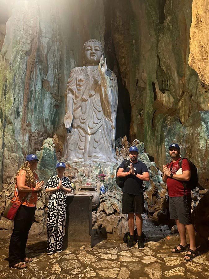 Chụp hình cùng tượng Phật Quan Âm