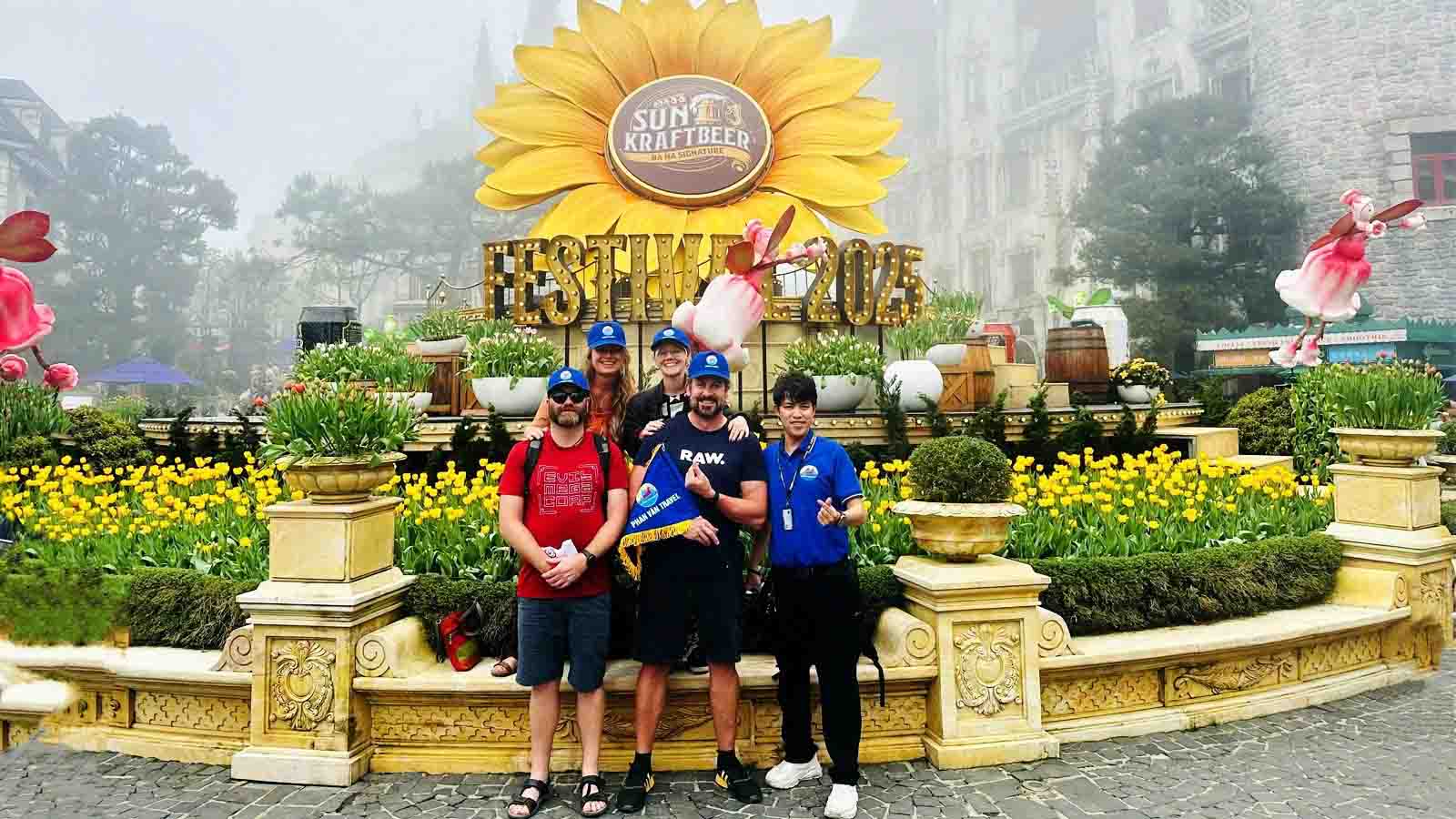 Đoàn khách vui tươi chụp hình tại Bà Nà Hills