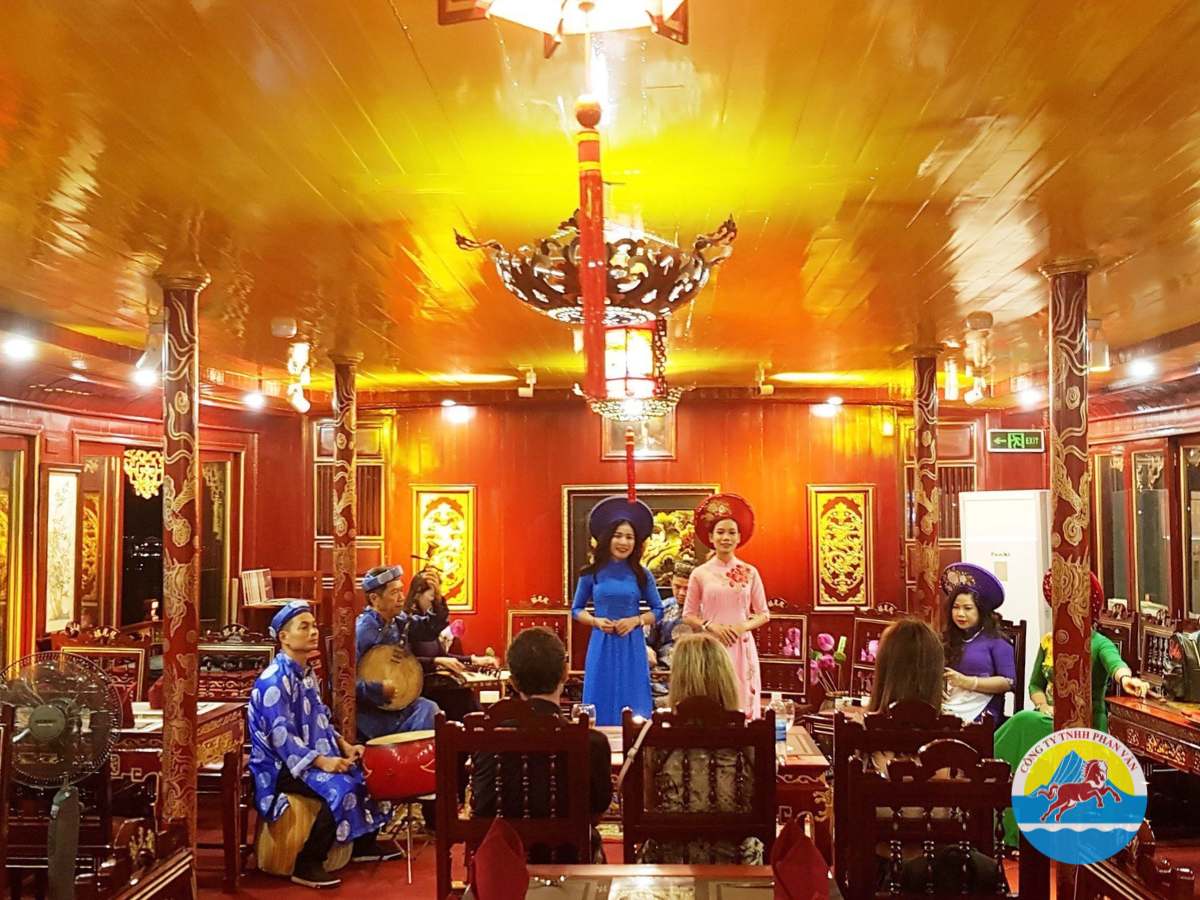 Nghe Ca Huế trên Sông Hương
