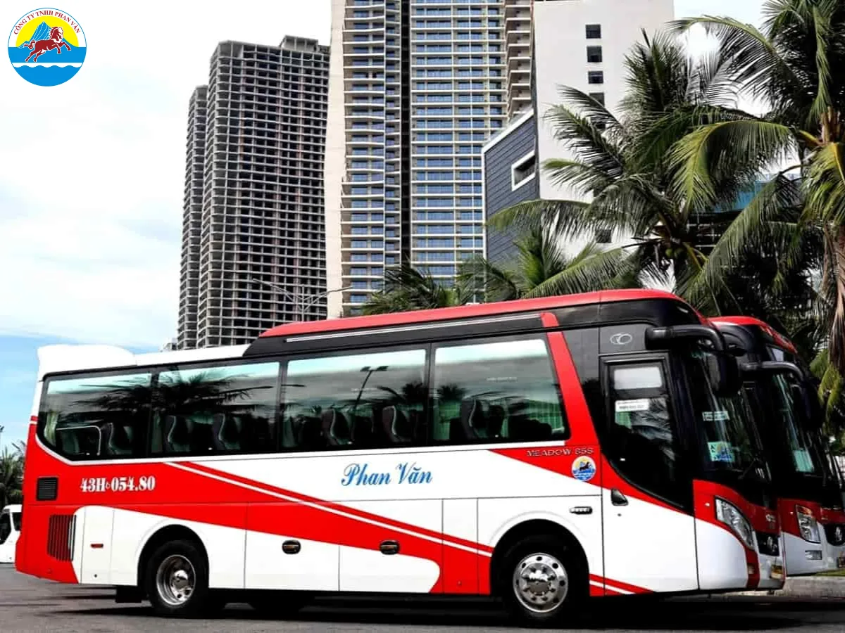 Tùy vào vị trí xuất phát, du khách có thể chọn bay thẳng hoặc đi xe khách đường dài