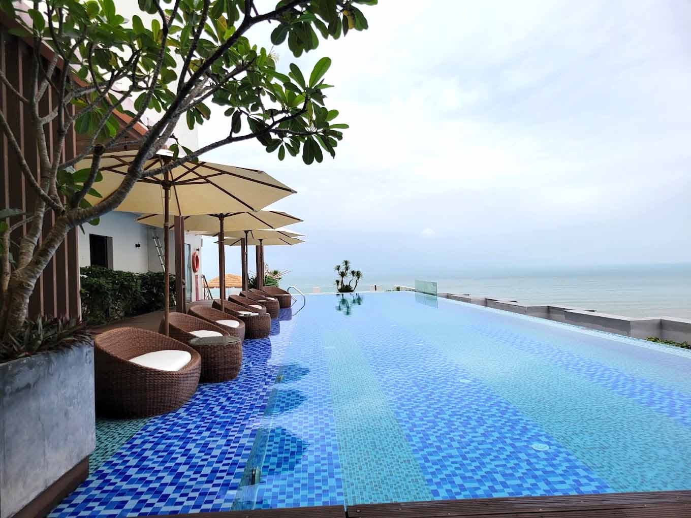Hồ bơi cực đã tại HAIAN Beach Hotel & Spa