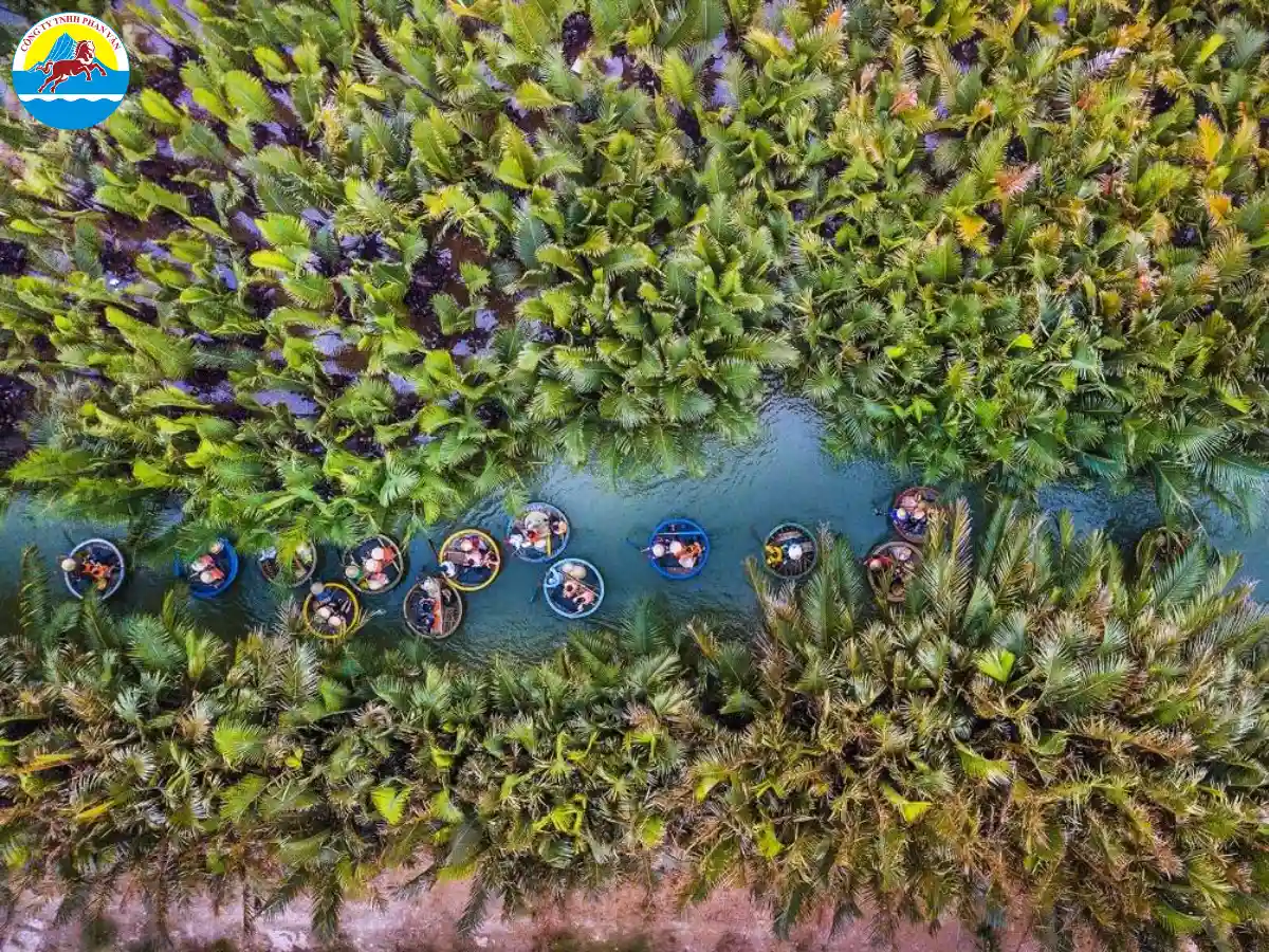 Cẩm Thanh được bao bọc bởi sông nước và những rừng dừa xanh bạt ngàn