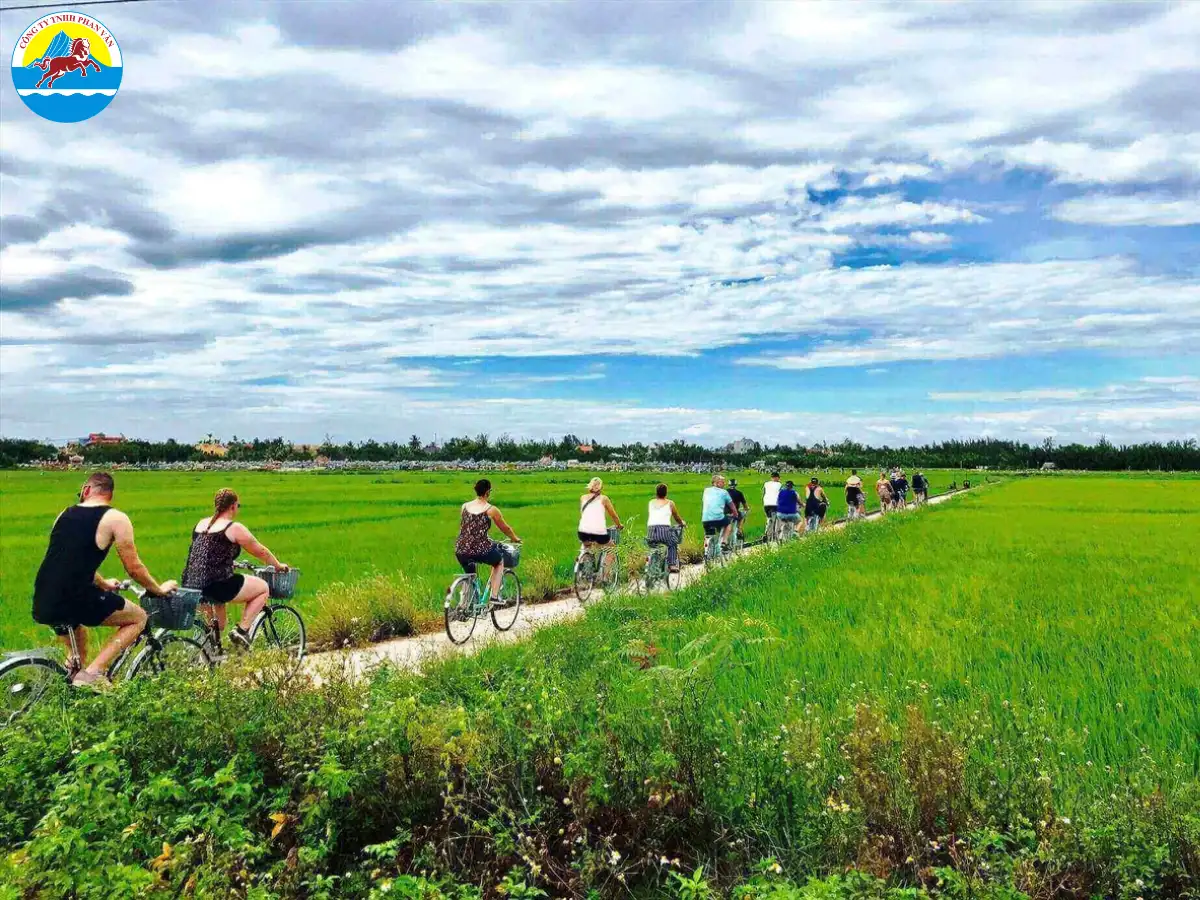 Đạp xe quanh con đường làng Cẩm Thanh