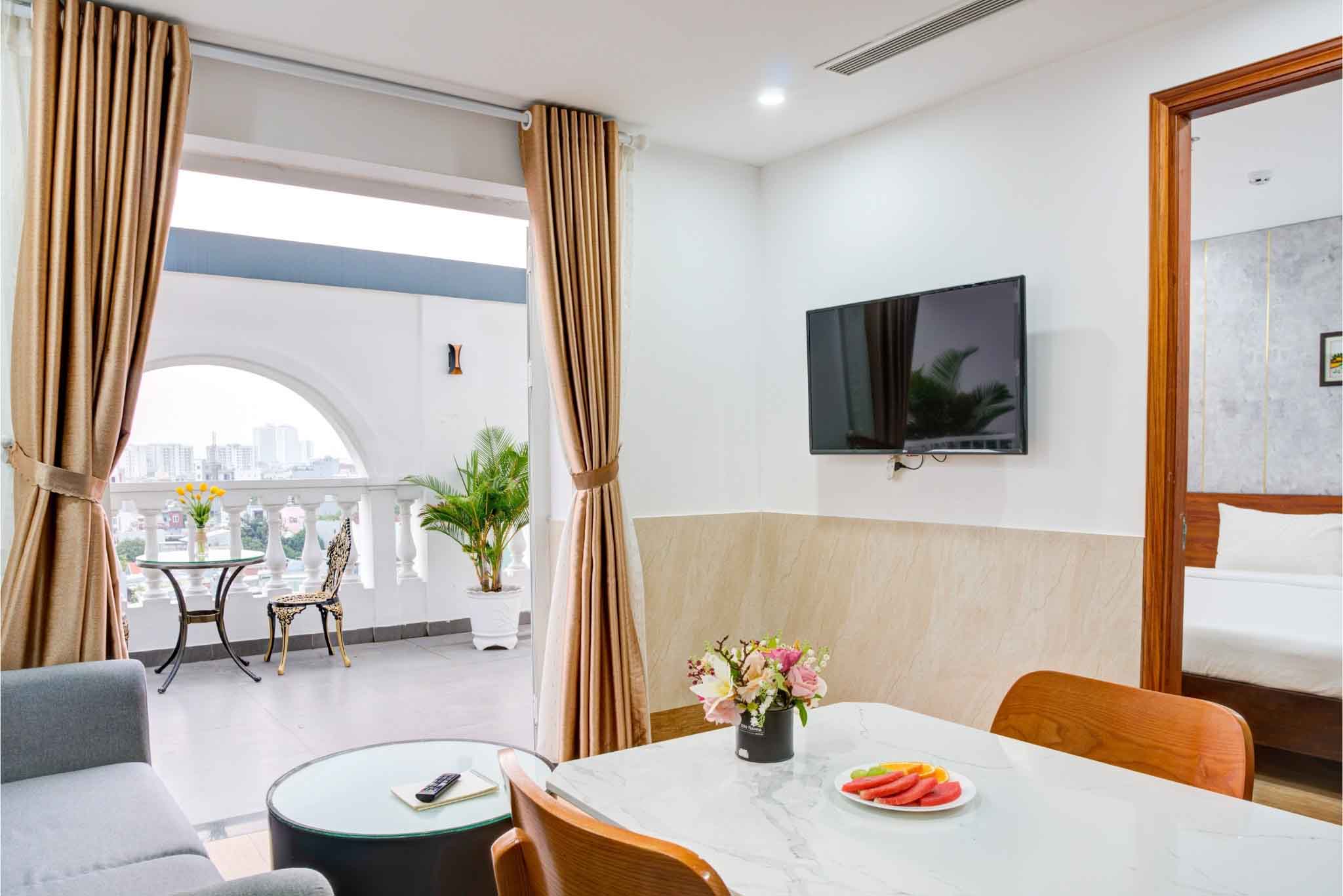 Căn hộ có ban công view biển tại khách sạn Phan Văn 2