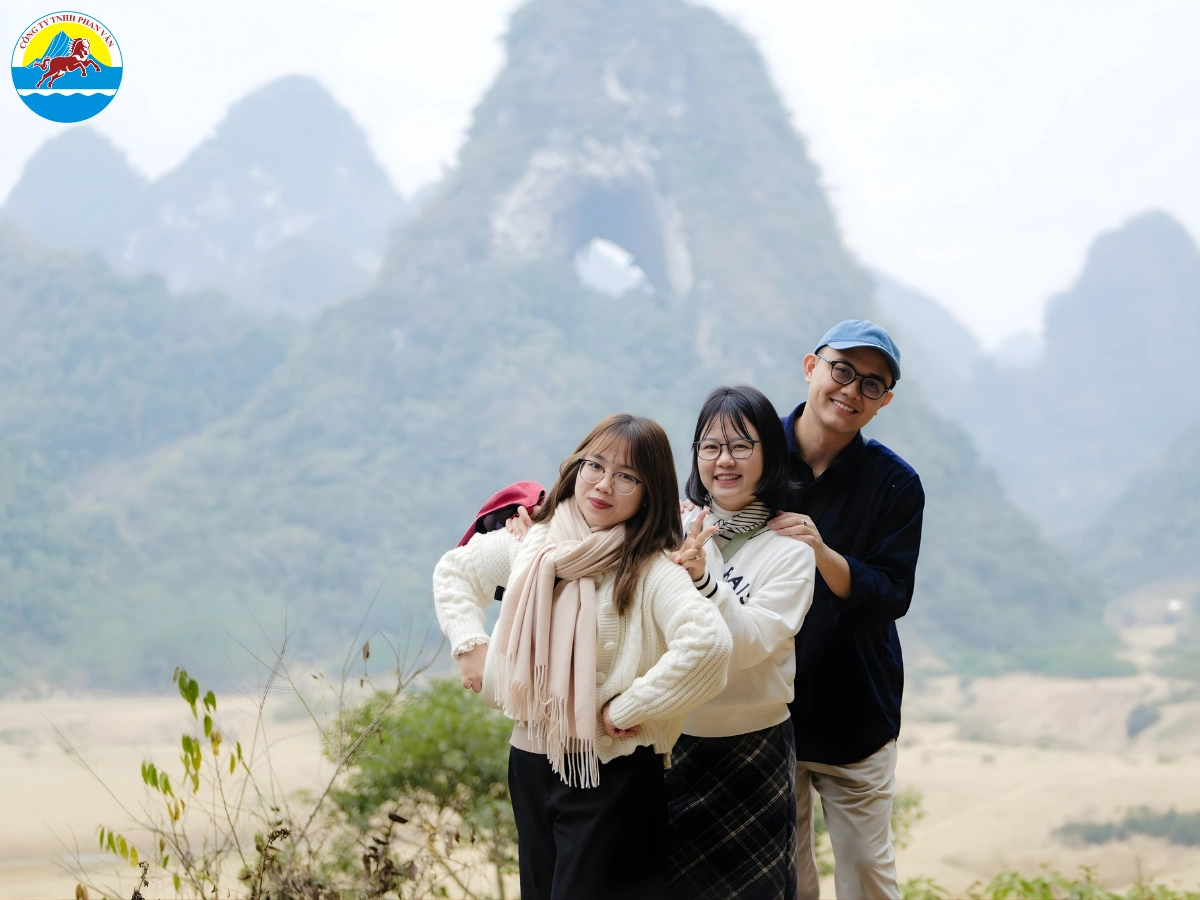Tham quan Núi Mắt Thần