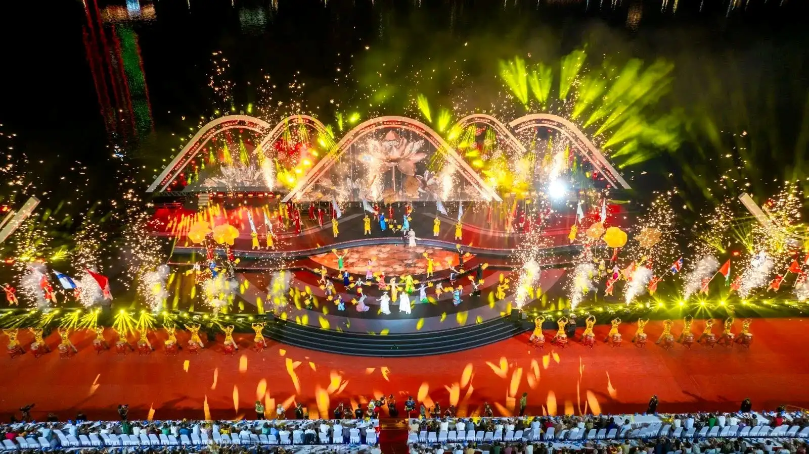 Khán giả đông đúc đang cùng nhau thưởng thức màn pháo hoa cực nghệ thuật