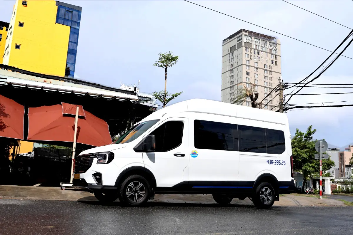 Thuê xe 16 chỗ sang trọng đi xem pháo hoa