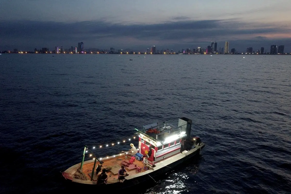 Cùng nhau trải nghiệm câu mực trên tàu riêng