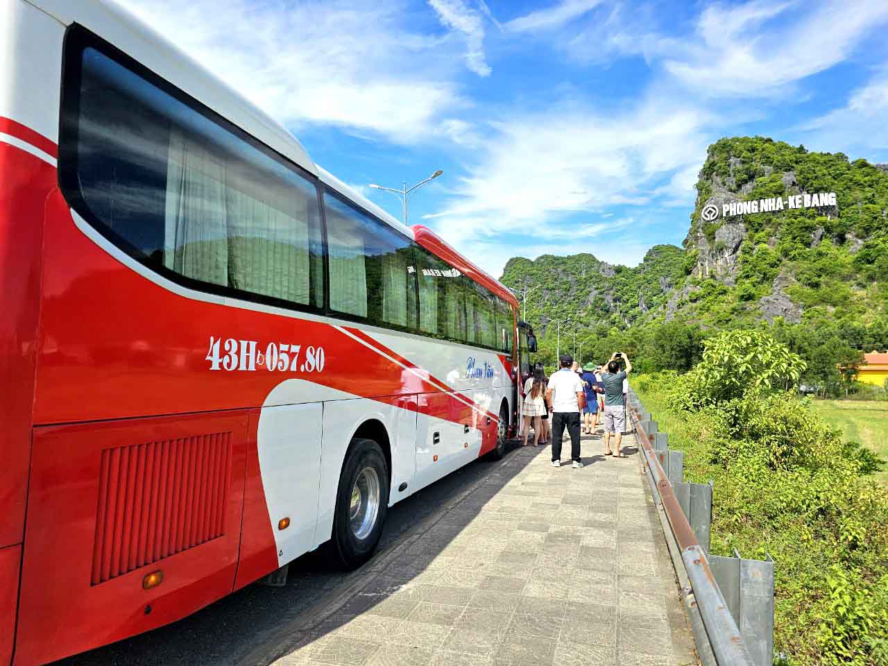 Người lái xe phải đối mặt vô vàn khó khăn trong công việc